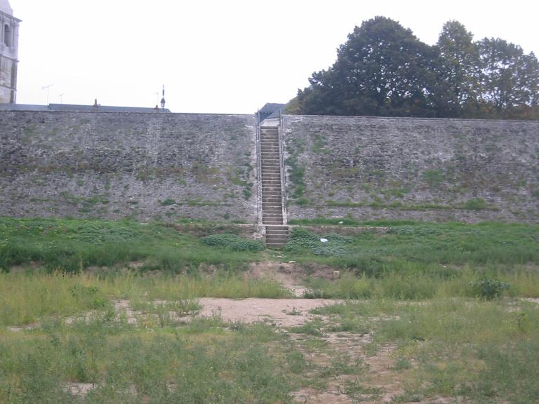 Projet d'exhaussement et de consolidation de la levée gauche de la Loire au droit du bourg de Bréhémont, 28 mai 1858, ingénieur de Vésian : profil type n°2. (archives départementales d'Indre-et-Loire, S 4994).