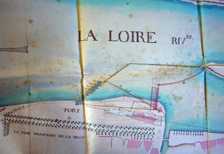 Carte de la ville de Tours et de ses environs dressée sur les matériaux du cadastre par Gayard géomètre en chef du cadastre, 1836. Détail. Partie située en amont du pont de pierre. (archives départementales d'Indre-et-Loire, 3 P/261/27).