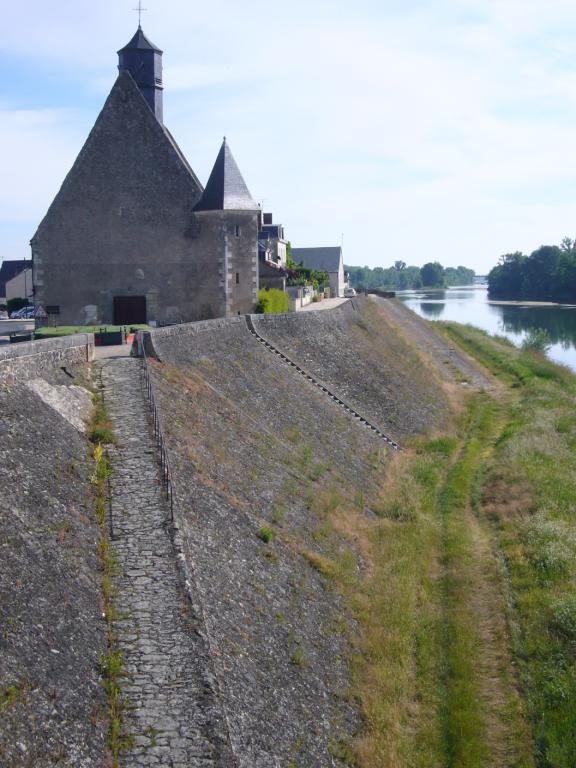 Marques de crues sur la façade ouest de l'église du Bout des Ponts, rive droite.