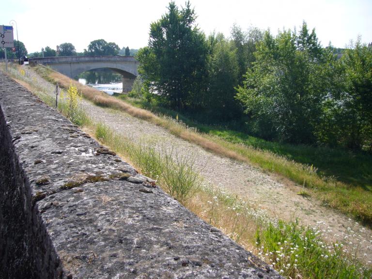 La Loire à Bréhémont, vis à vis de l'église, au début du XXe siècle. Carte postale ancienne. (archives départementales d'Indre-et-Loire, 10 Fi 38-6).