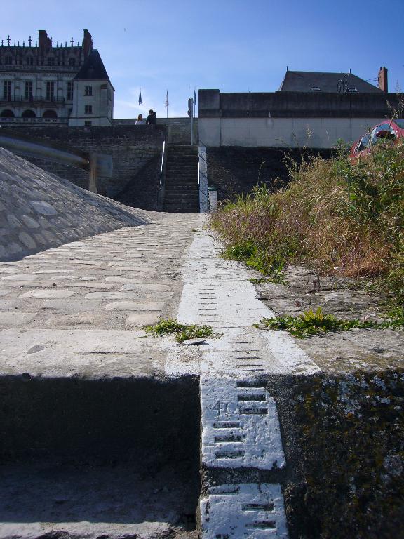 Plan de la Loire dans le département d'Indre-et-Loire (Service spécial de la Loire), milieu du XIXe siècle : détail sur la rive gauche en amont du pont. (archives départementales du Loiret, 12 Fi 7-28). ; Plan de la Loire dans le département d'Indre-et-Loire (Service spécial de la Loire), milieu du XIXe siècle : détail sur la rive gauche en amont du pont. (archives départementales du Loiret, 12 Fi 7-28).