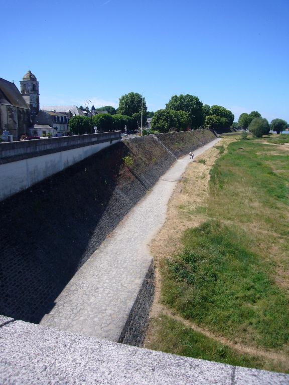 Profils des quais de Tours, 28 février 1866 : en amont du pont de pierre (profil 6), en aval du pont de pierre (profil 7), en aval du pont Bonaparte (profil 8). (archives municipales de Tours, 3 O 1).