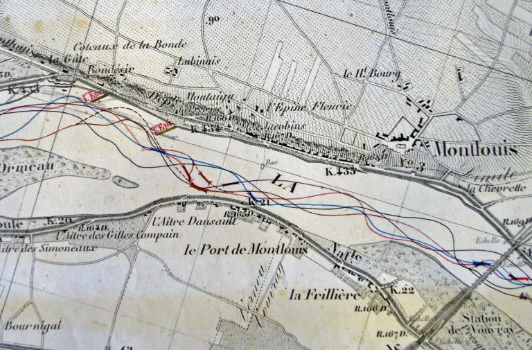 Rive gauche de la Loire à Tours, vue prise vers l'aval. Au premier plan à droite, les abords du pont Saint-Symphorien. Photographie aérienne de Henrard, 1949. (N° 1468).