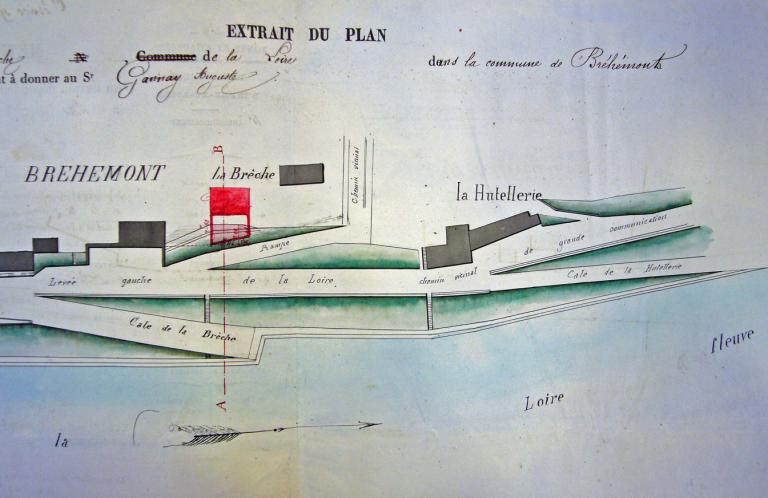 Projet d'exhaussement et de consolidation de la levée gauche de la Loire au droit du bourg de Bréhémont, 28 mai 1858, ingénieur de Vésian : profil n°14 (cale de la Hutellerie). (archives départementales d'Indre-et-Loire, S 4994).