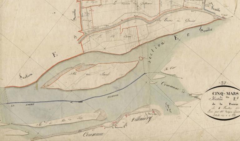 Rive gauche, cale située immédiatement en amont de la passerelle de Saint-Symphorien. Vue prise vers l'amont. ; Rive gauche, amont de la passerelle de Saint-Symphorien : perré longeant le mur de quai. Vue prise vers l'amont.