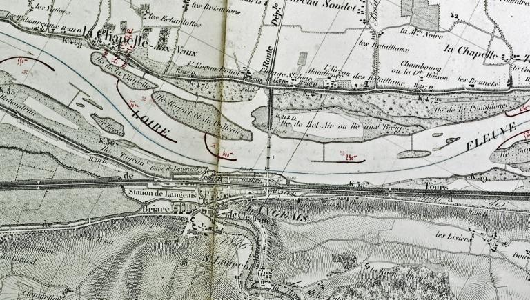 Rive gauche, immédiatement en aval de l'entrée du canal de jonction, perré longeant le quai. Vue prise vers l'aval.