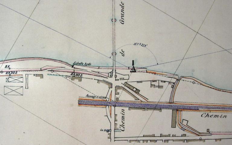 Cale située immédiatement en amont du pont Napoléon, vers 1900. Carte postale ancienne. (archives départementales d'Indre-et-Loire, 10 Fi 261 1751).