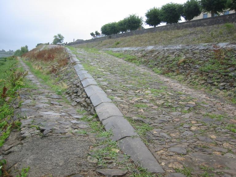 Vue d'ensemble vers l'aval : au premier plan à droite, la petite cale en béton moderne (fin XXe siècle).