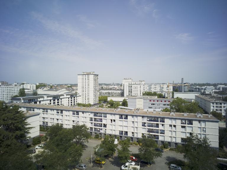 Vue du bâtiment L depuis la barre R.