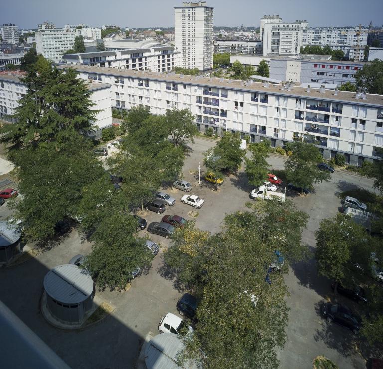 Vue du bâtiment L et de la place Anne-de-Bretagne.