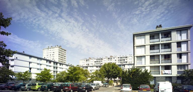Vue générale ; Vue d'ensemble du groupe des bâtiments H-I-J.