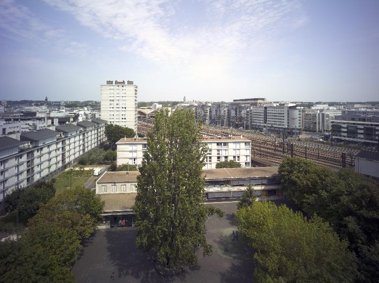 Vue générale depuis le bâtiment D avec l'école Marie-Curie au premier plan.