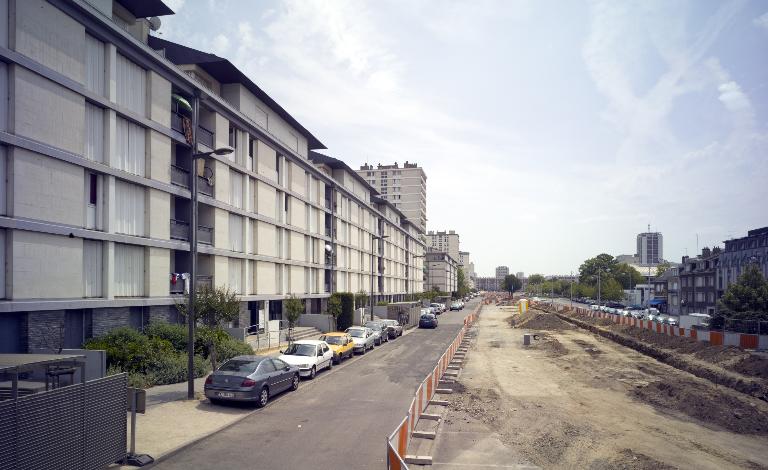 Vue depuis la pointe nord de l'allée de la Bourdaisière. ; Vue de la façade ouest du bâtiment B.