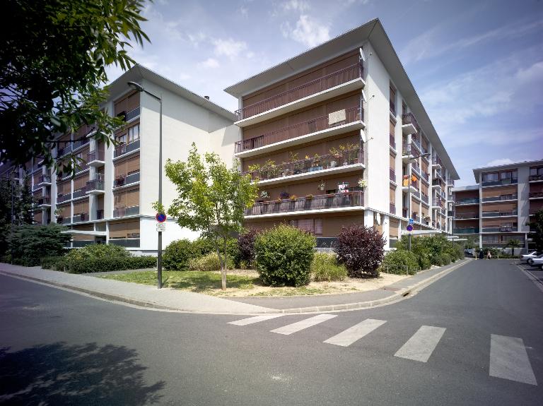 Vue des façades Ouest des bâtiments 22 et 23. Au fond, le bâtiment 21.