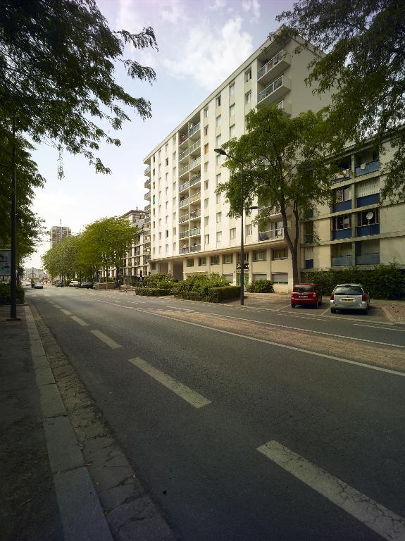 Vue de la façade sur l'avenue du Général-de-Gaulle. ; Vue générale en direction de l'Ouest.
