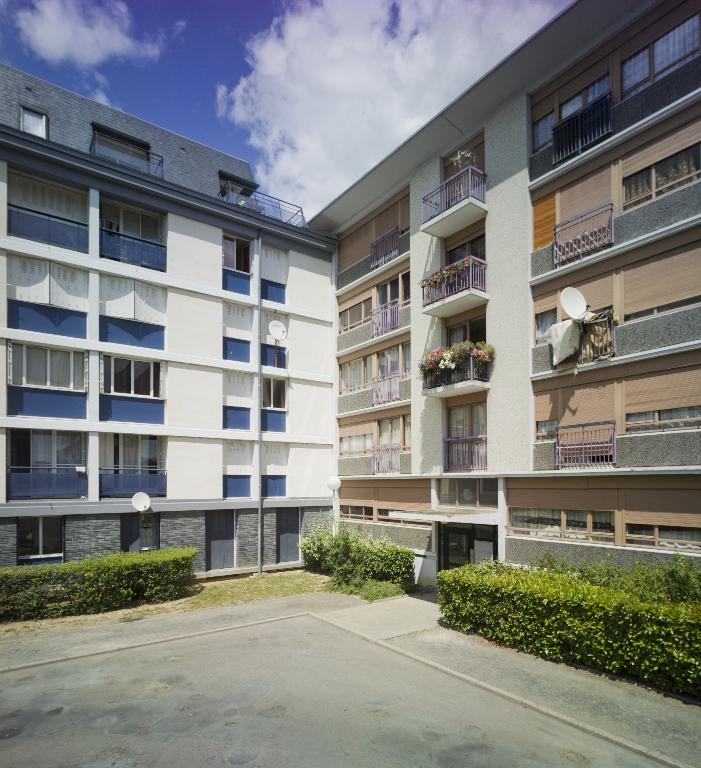 Vue de détail des différents types de grès cérame utilisés pour les allèges des immeubles des troisième et quatrième tranches du Sanitas. Ici à l'angle des bâtiments 11 et 12. ; Vue de l'angle formé par les bâtiments 11 et 12. ; Vue de l'angle rentrant entre les bâtiments 11 et 12.