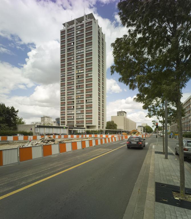 Vue depuis la place du commandant-Tulasne. ; Vue depuis la place du commandant-Tulasne en direction de l'Est.