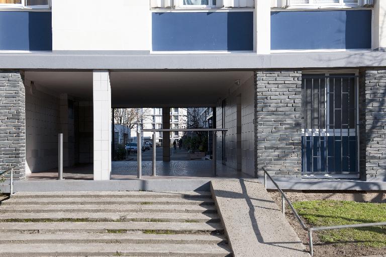 Passage piéton en rez-de-chaussée du bâtiment P.