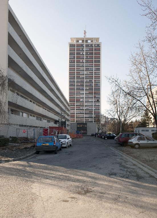 Vue de la façade Est avec le bâtiment 20. ; Vue de la façade Nord avant la construction de l'ascenseur extérieur.