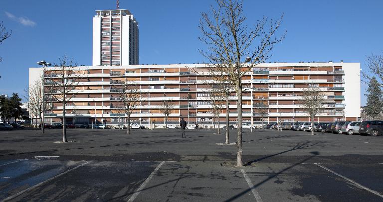 Vue depuis la place Saint-Paul avec le bâtiment 19. ; Vue générale de la place Saint-Paul et des bâtiments U et 19. ; Vue générale de la façade Sud depuis la place Saint-Paul.