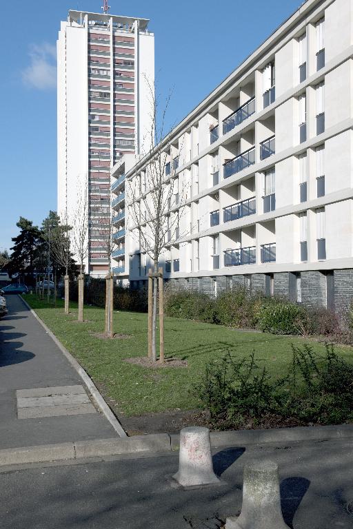 Vue depuis l'avenue Saint-Lazare avec le bâtiment 3. ; Façade ouest du bâtiment 3.