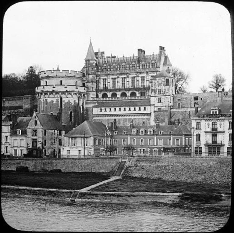Le pont et le château, seconde moitié du XIXe siècle. Photographie ancienne de Mieusement. (bibiothèque municipale de Tours, LC Amboise château R 1).