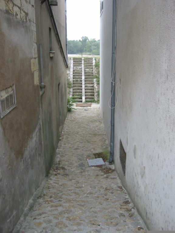 Borne de nivellement 220 D encastrée dans le mur d'une maison située un peu en amont de l'église.