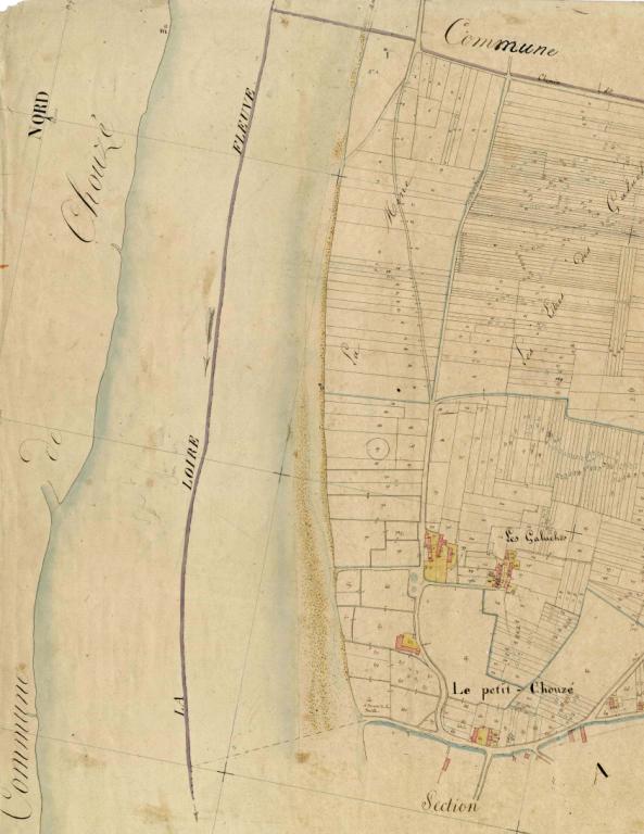 Rive gauche, entre le pont Wilson et le pont Napoléon, perré longeant le quai : escaliers et organeaux.