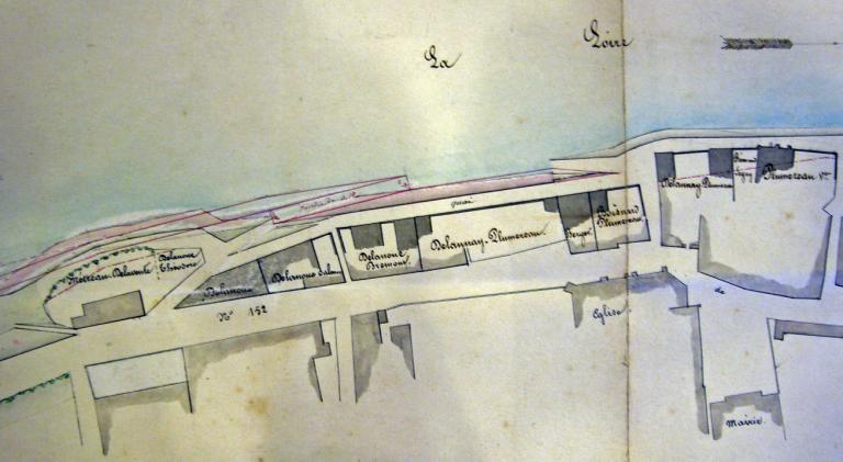 Rive gauche, entre la passerelle de Saint-Symphorien et le pont Wilson, mur de quai orné d'un demi tore (à gauche) et d'un bandeau plat (à droite).