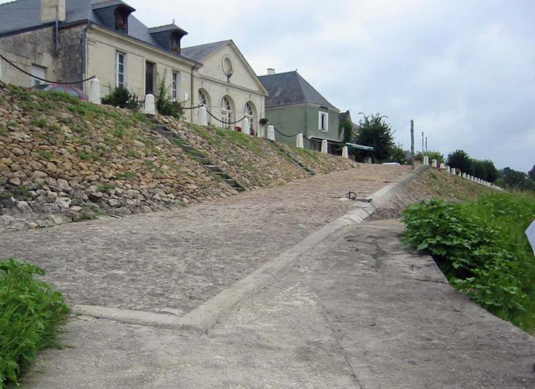 Aval du pont, détail sur la bordure du mur de quai.