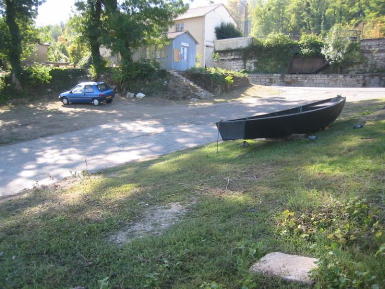 Rive gauche, aval de la passerelle de Saint-Symphorien, mur de quai orné d'un bandeau plat.