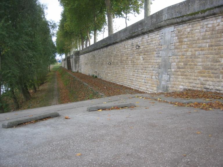  ; Vue d'ensemble depuis la rive droite.
