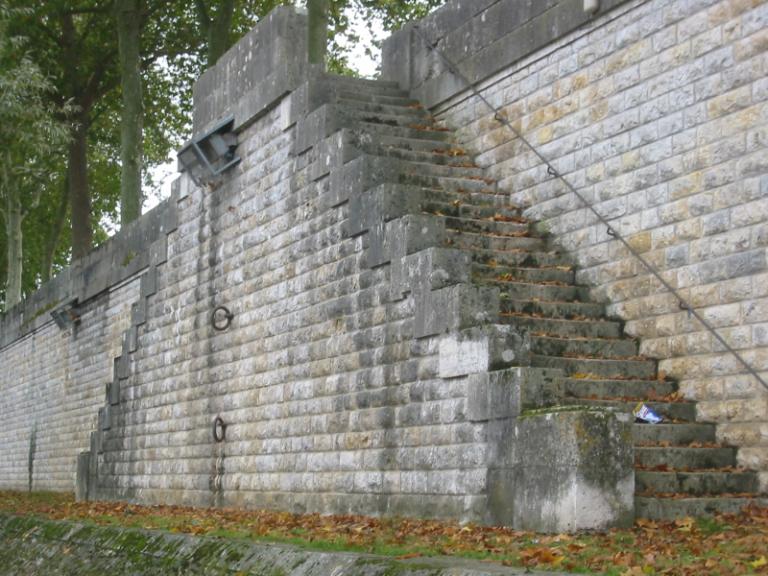 Vue d'ensemble de la partie de la cale située en amont du pont. Vue prise del'île d'Or (anciennement île Saint-Jean).