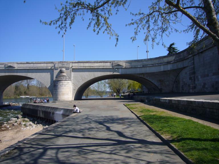 Profil du mur de quai incliné de la cale en tablier. Vue prise vers l'amont.