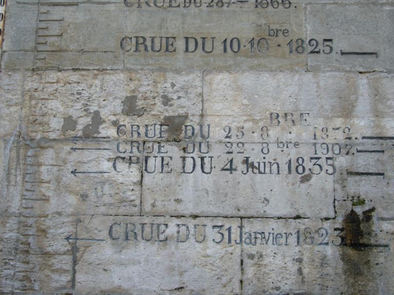 Projet d'exhaussement et de consolidation de la levée gauche de la Loire au droit du bourg de Bréhémont, 28 mai 1858, ingénieur de Vésian : profil de la banquette. (archives départementales d'Indre-et-Loire, S 4994).