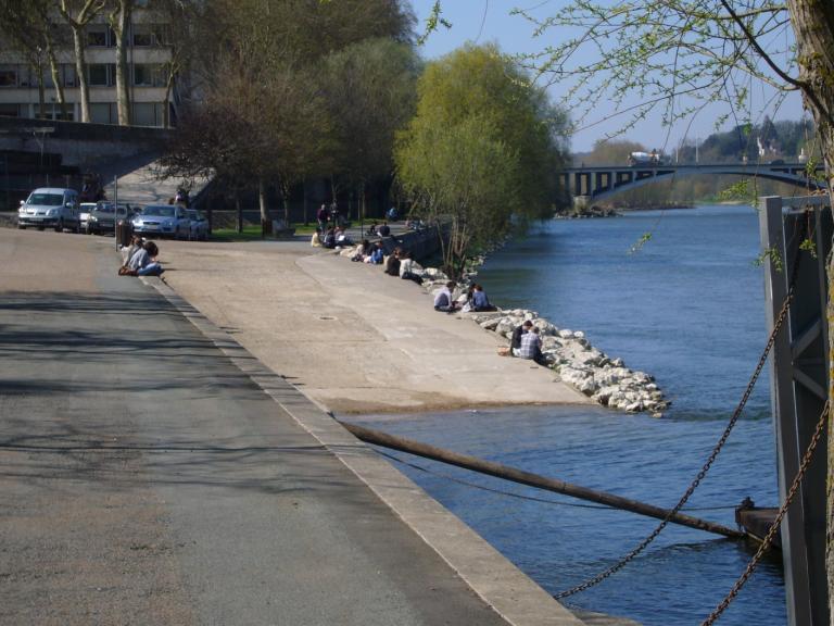Abords du pont Wilson en 1946. Photographie aérienne. (archives municipales de Tours, Fonds Meunier, sous série 105 Fi, n° 19.1).