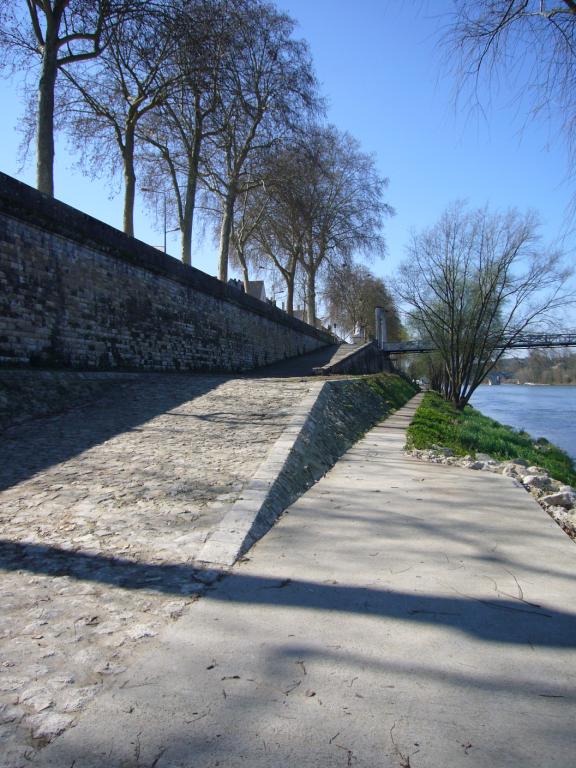 Vue d'ensemble prise depuis le pont, vers l'amont.