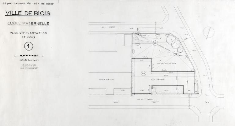 Projet d'école maternelle par A. Aubert, plan d'implantation et cour, 11-1955. (Fonds A. Aubert. SIAF/ Cité de l'architecture et du Patrimoine / Archives d'architecture du XXe siècle, 072 IFA : 322).