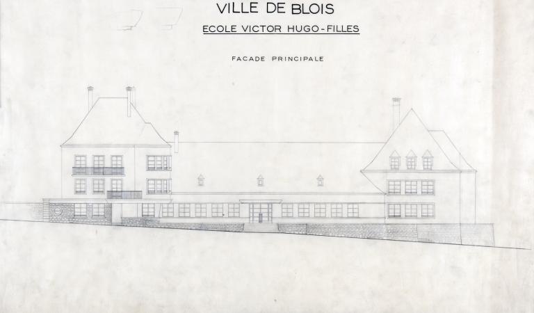 Façade principale sur la rue d'Angleterre, sans date, vers 1950. (Fds A. Aubert. SIAF/Cité de l'architecture et du patrimoine/archives d'architecture du XXe s., 72 IFA : 322).