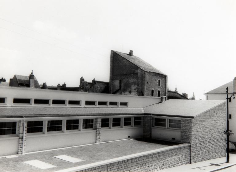 Façade nord sur la rue Trouessard, vue depuis l'est, vers le début des années soixante. (Fonds A. Aubert. SIAF/ Cité de l'architecture et du Patrimoine / Archives d'architecture du XXe siècle, 072 IFA : 119).