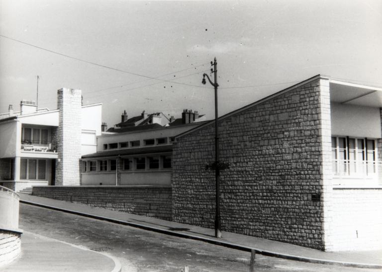 Façade nord sur la rue Trouessard, vue depuis l'ouest, vers le début des années soixante.(Fds A. Aubert. SIAF/Cité de l'architecture et du patrimoine/archives d'architecture du XXe s., 072 IFA : 119).