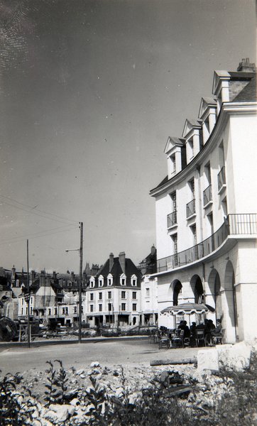 Façade sur le rond-point de la Résistance, vers 1950.  (Archives d'architecture du XXe siècle, Paris, 72 IFA : 14). ; Au second plan, îlot F en cours de construction, vers 1949-1950.  (Archives d'architecture du XXe siècle, Paris, 72 IFA : 14). ; Façade de l'îlot J sur le rond-point de la Résistance, vers 1949-1950. (Archives d'architecture du XXe siècle, Paris, 72 IFA : 14).