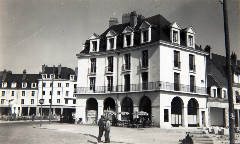 Façade sur le rond-point de la Résistance, vers 1950.  (Archives d'architecture du XXe siècle, Paris, 72 IFA : 14). ; Façade de l'îlot J sur le rond-point de la Résistance, vers 1949-1950 (Archives d'architecture du XXe siècle, Paris, 72 IFA : 14).