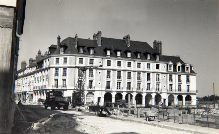 Façade sur la rue Denis-Papin, vers 1950.  (Archives d'architecture du XXe siècle, Paris, 72 IFA : 14).