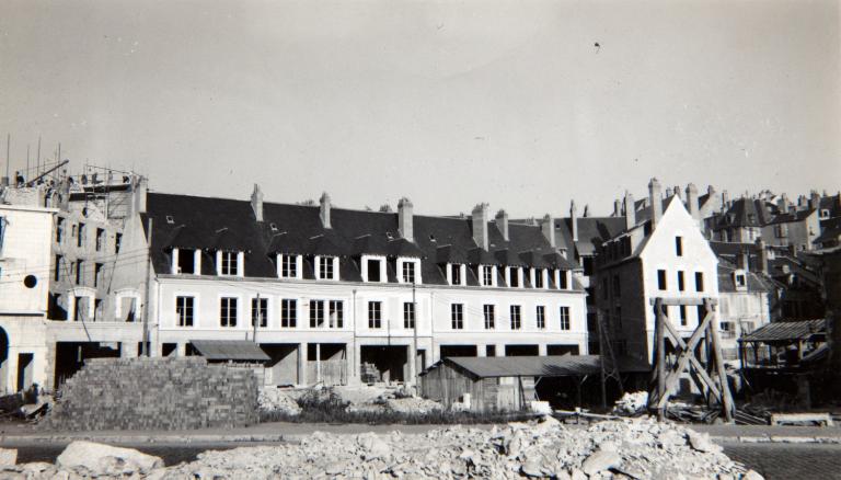 Façade sur la rue Henry-Drussy, automne 1948. (Archives d'architecture du XXe siècle, Paris, 72 IFA : 14).