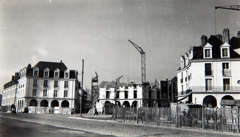 La tête de pont en cours de construction, vers 1952. (Fonds A. Aubert. SIAF/ Cité de l'architecture et du Patrimoine / Archives XXe siècle, 072 IFA : 14). ; Rond-point de la Résistance, l'ilot H est en cours de construction, vers 1952. (Fonds A. Aubert. SIAF/ Cité de l'architecture et du Patrimoine / Archives XXe siècle, 072 IFA : 14).