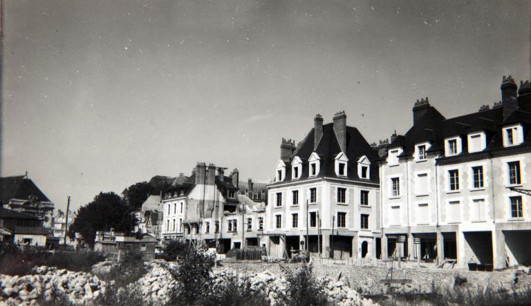 Façade sur la rue des Orfèvres en cours de construction, vers 1949-1950. (Fonds A. Aubert. SIAF/ Cité de l'architecture et du Patrimoine / Archives XXe siècle, 72 IFA : 14).