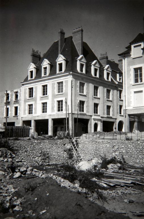 Immeuble à l'angle de la rue des Orfèvres et de la rue du Commerce, en cours d'achèvement, vers 1949-1950. (Fonds A. Aubert. SIAF/ Cité de l'architecture et du Patrimoine / Archives XXe siècle, 72 IFA : 14).