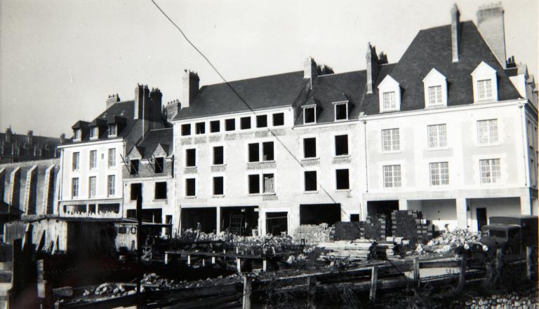 Façade sur la rue des Orfèvres, presque achevée, début des années cinquante. (Fonds A. Aubert. SIAF/ Cité de l'architecture et du Patrimoine / Archives XXe siècle, 72 IFA : 14).