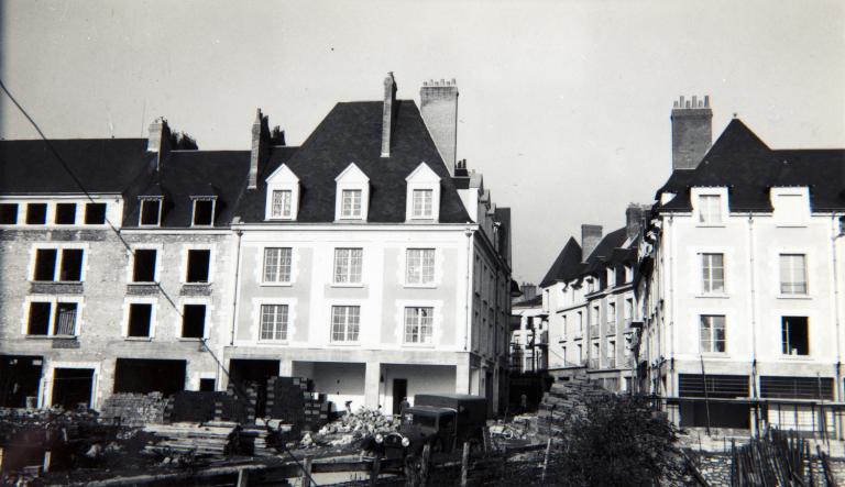 Ilots F et G à l'angle de la rue du Commerce et de la rue des Orfèvres, début des années cinquante. (Fonds A. Aubert. SIAF/ Cité de l'architecture et du Patrimoine / Archives d'architecture du XXe siècle, 72 IFA : 14). ; Ilots F et G à l'angle de la rue du Commerce et de la rue des Orfèvres, début des années cinquante. (Fonds A. Aubert. SIAF/ Cité de l'architecture et du Patrimoine / Archives XXe siècle, 72 IFA : 14).